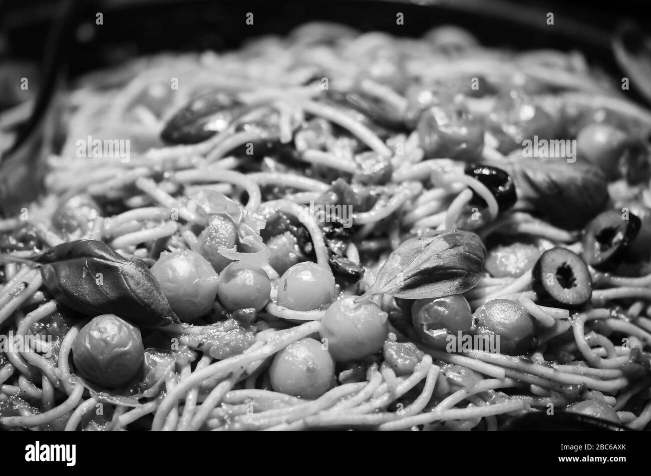 mescolare la pasta italiana con verdure fresche - pomodori, broccoli, funghi, panna, formaggio e spezie fresche Foto Stock