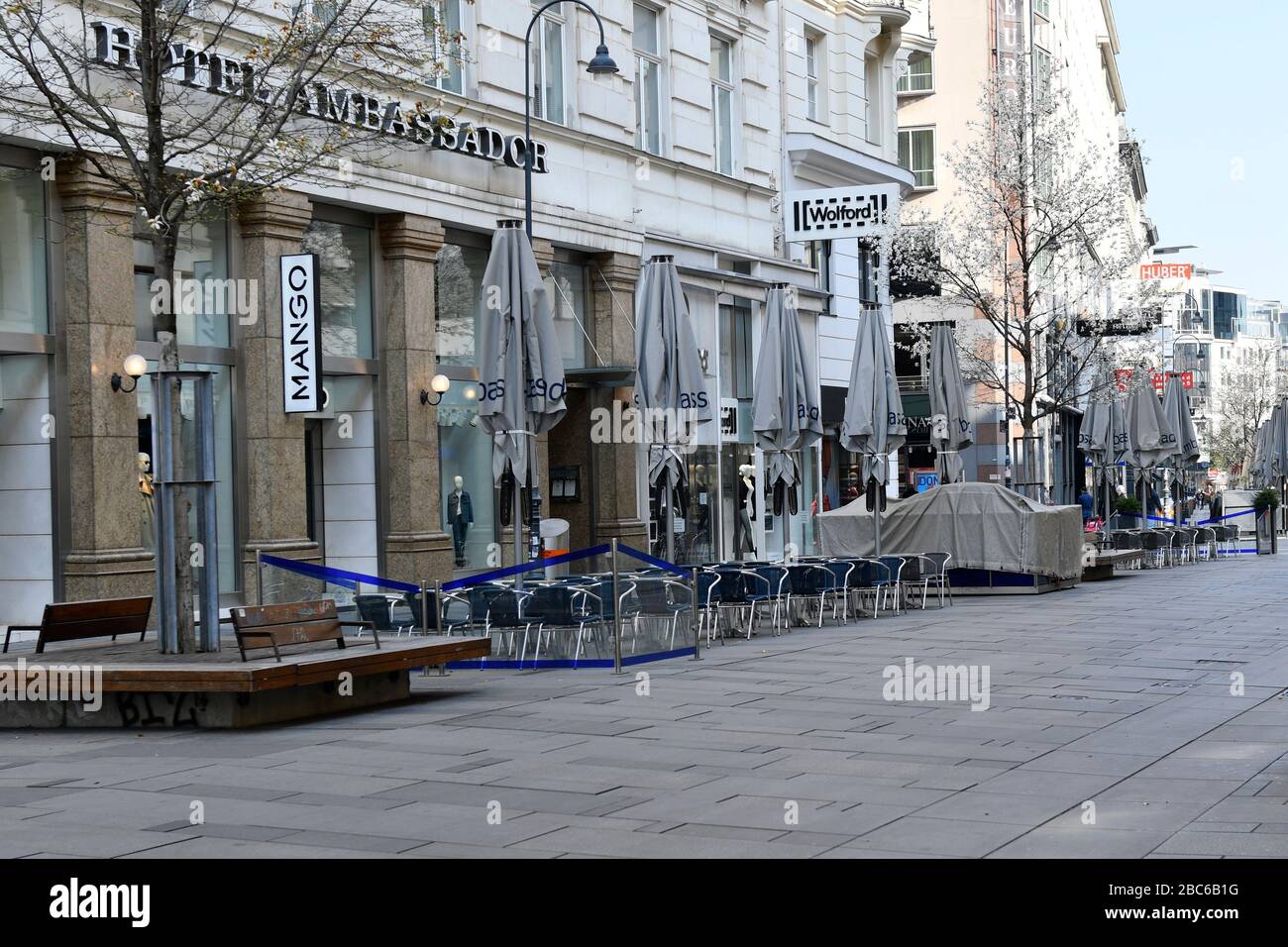 Vienna, Austria. 3rd Apr, 2020. Già la terza settimana di restrizioni all'uscita in Austria. La popolare zona pedonale Kärntnerstrasse è deserta. Credito: Franz PERC/Alamy Live News Foto Stock