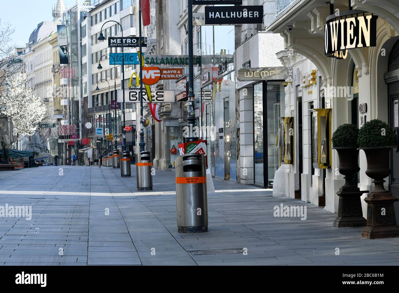Vienna, Austria. 3rd Apr, 2020. Già la terza settimana di restrizioni all'uscita in Austria. La popolare zona pedonale Kärntnerstrasse è deserta. Credito: Franz PERC/Alamy Live News Foto Stock