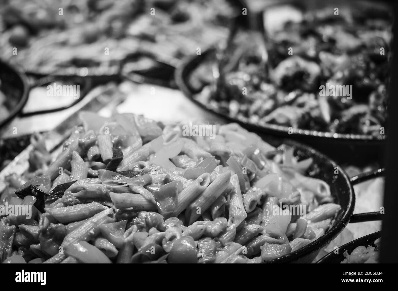 mescolare la pasta italiana con verdure fresche - pomodori, broccoli, funghi, panna, formaggio e spezie fresche Foto Stock