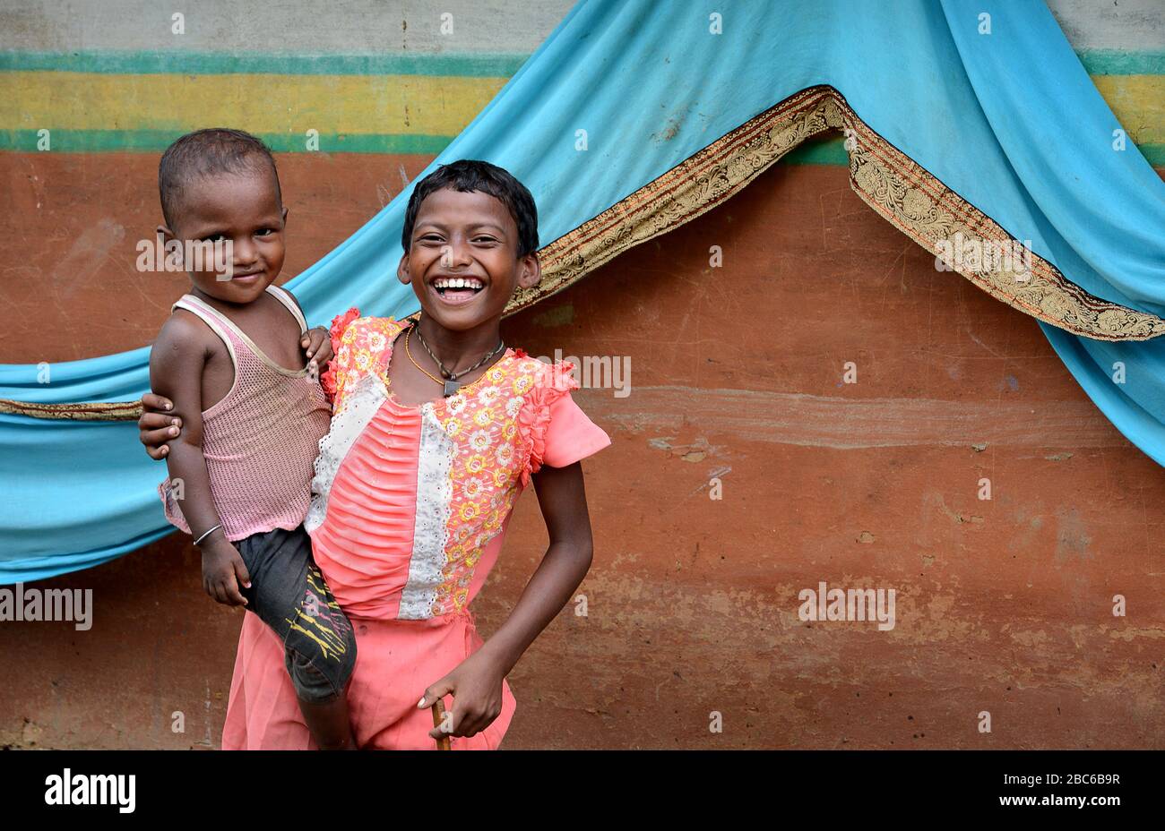 I bambini remoti del villaggio sono felici della loro vita quotidiana. Foto Stock