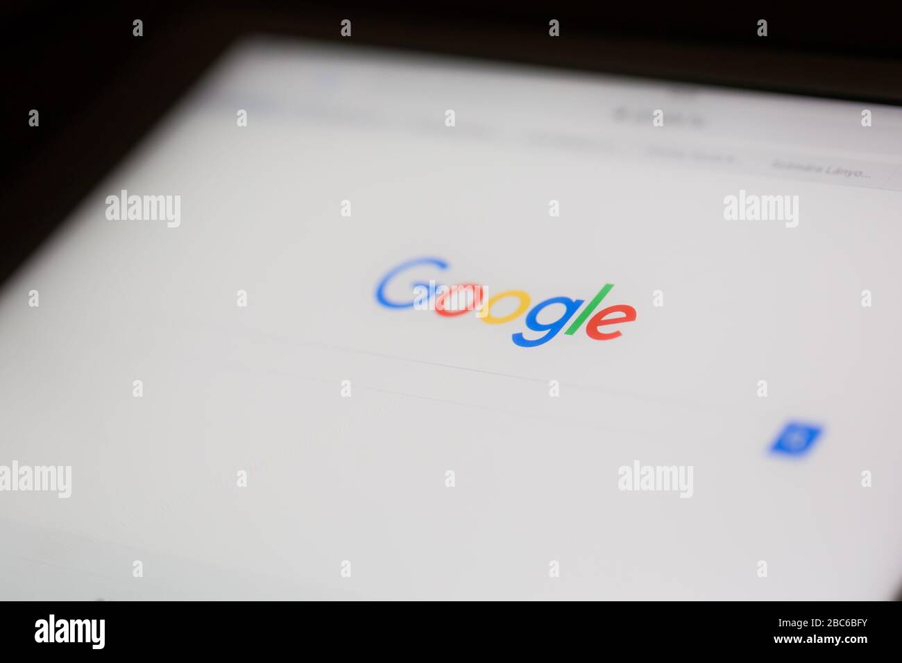 Ungheria, Budapest: 10.12.2018. Google.com pagina iniziale e cursore sullo schermo. Google è il motore di ricerca più popolare del mondo, con la ricerca del telefono Foto Stock