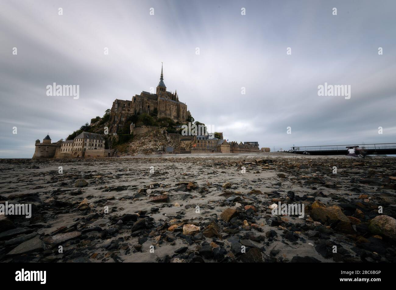 Ora blu sopra Mont Saint Michel, Francia Foto Stock