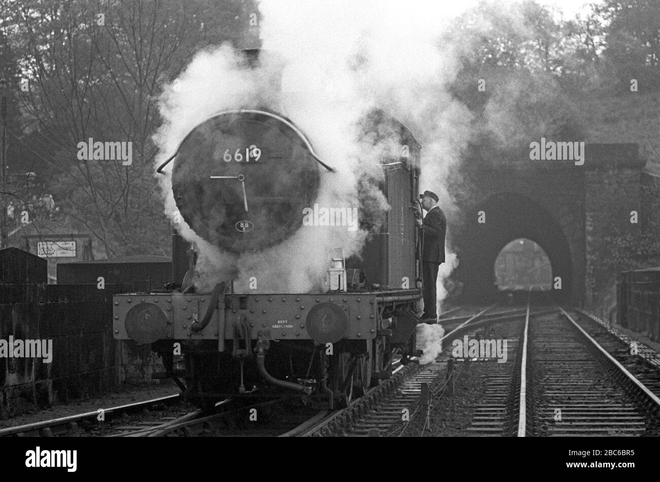 Grosmont stazione master parlare con conducente di locomotiva a Grosmont Engine caps, North Yorkshire Moors Railway, North Yorkshire, Inghilterra Foto Stock
