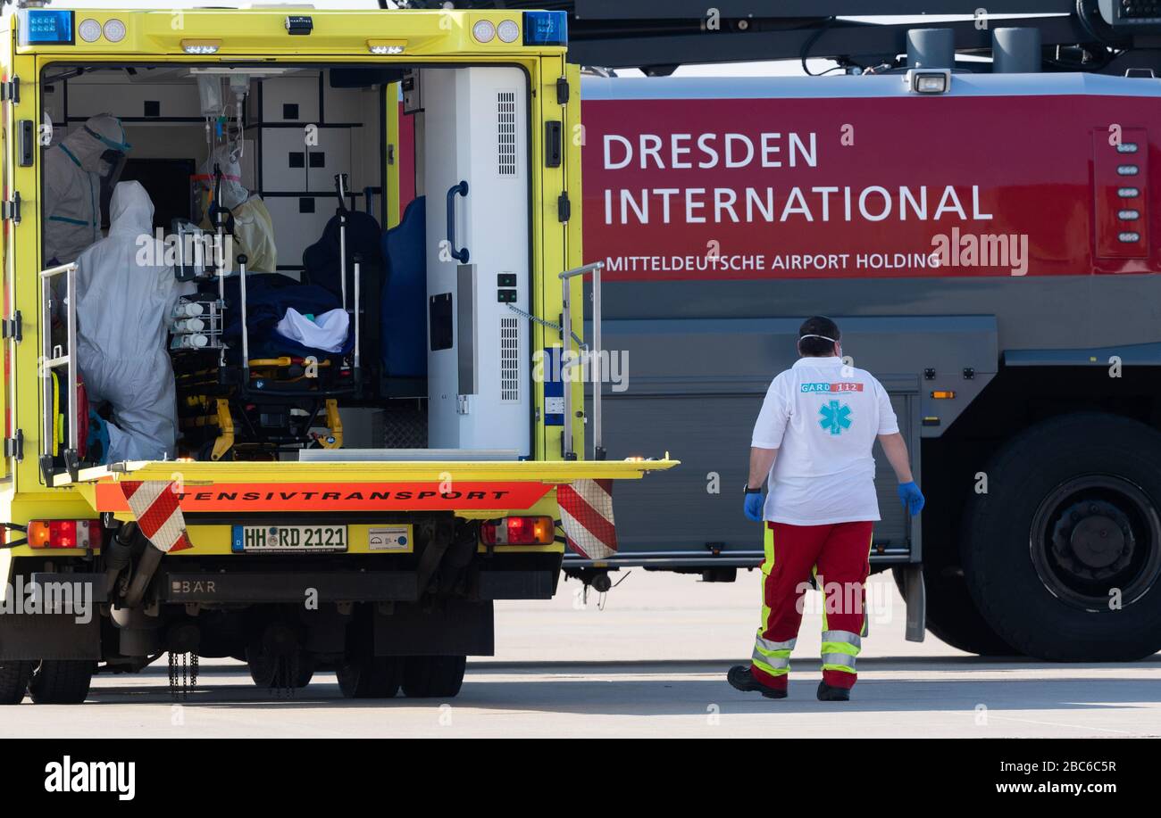 02 aprile 2020, Sassonia, Dresda: Un paziente Covid 19 gravemente ammalato proveniente dalla Francia viene trasportato da un aereo di ambulanza all'ambulanza all'aeroporto internazionale di Dresda. L'aereo Learjet 45 proveniva da Metz e atterrò all'aeroporto di Dresda nel pomeriggio. Come annunciato su richiesta dall'ospedale universitario di Dresda, si prevede che la sera arriveranno altri due pazienti francesi. L'ospedale specialistico Coswig, l'ospedale Dresden-Friedrichstadt e l'ospedale universitario locale si occupano ciascuno di uno dei pazienti. Nulla è stato rivelato sulla loro identità. La Sassonia aveva già ammesso e Foto Stock