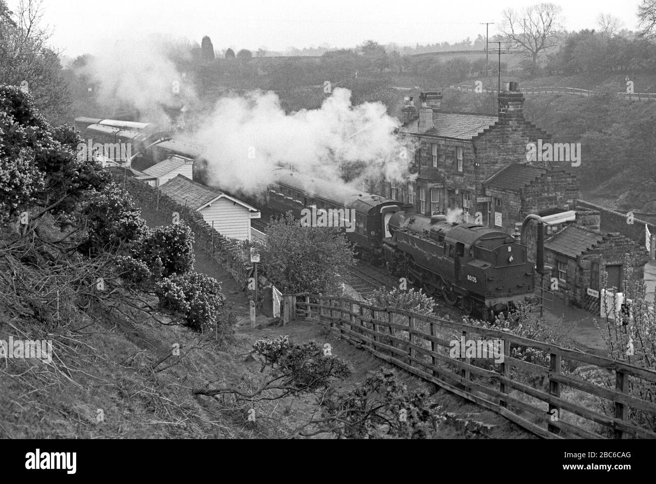 Treno a vapore che raccoglie i passeggeri alla stazione di Goathland sulla North Yorkshire Moors Railway, North Yorkshire, England, 1990s, 90s Foto Stock