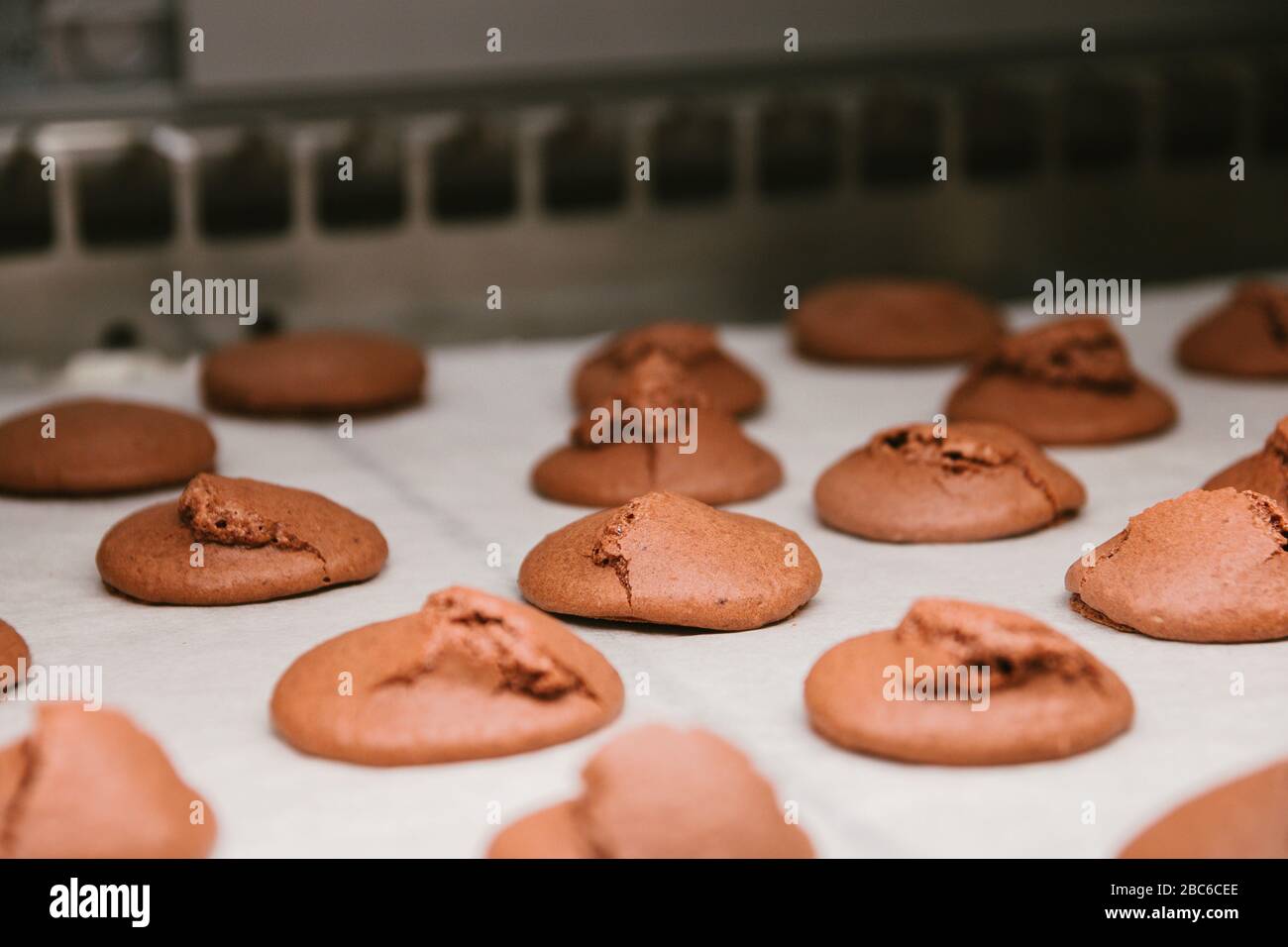 attrezzatura sbozzi di pasta, una macchina per impilare i biscotti con il diaframma, la produzione di biscotti. biscotti pronti. Foto Stock