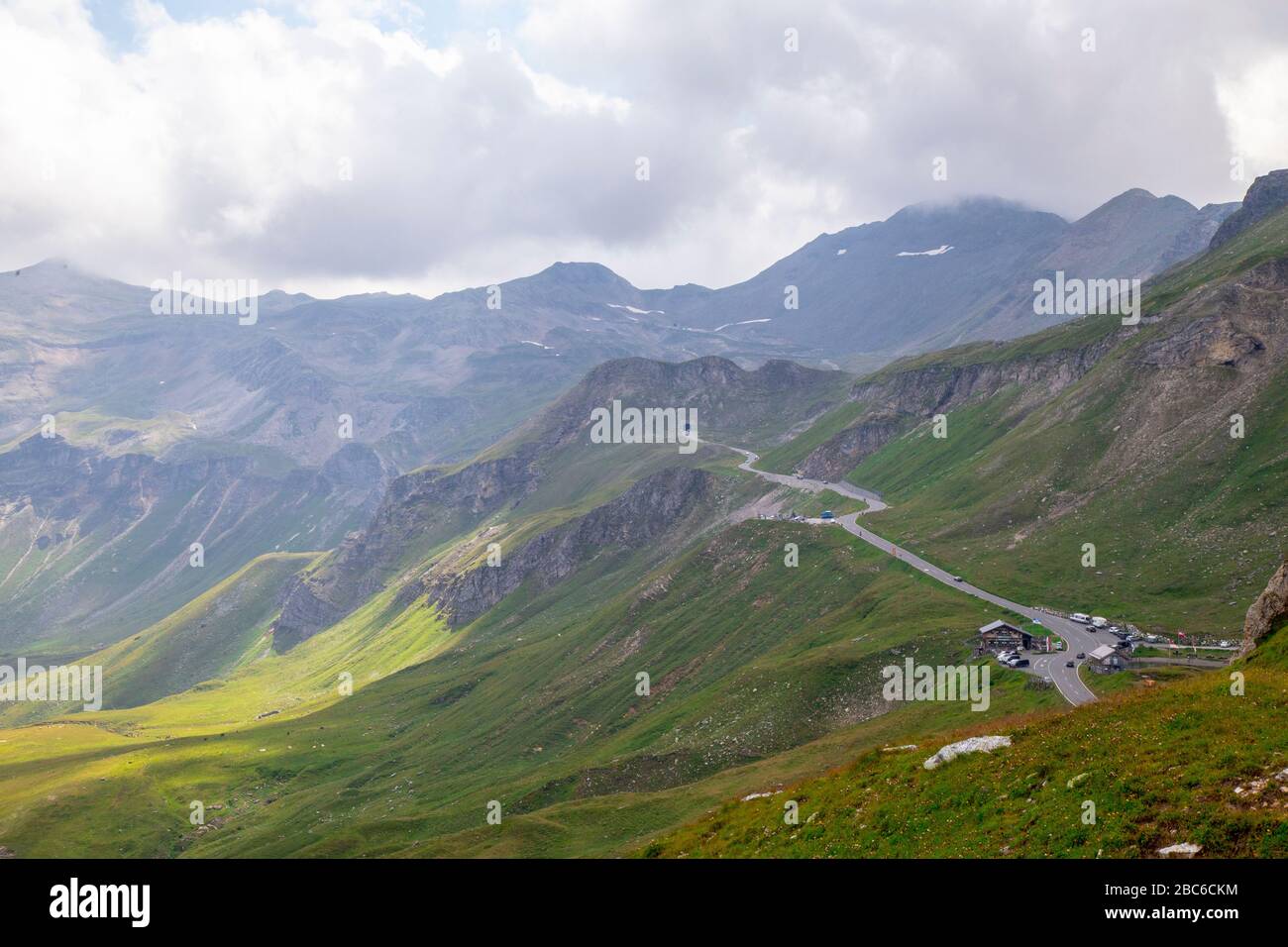 La Strada alpina del Grossglockner Strada alpina è la più alta montagna passare in Austria. Bruck si collega allo stato di Salisburgo con Heiligenblut in Carinzia attraverso il FUSC Foto Stock