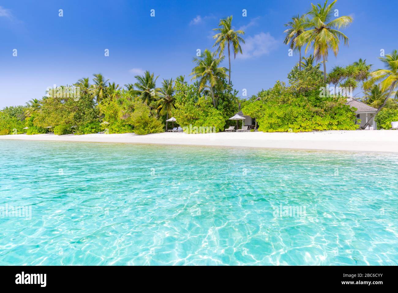 Vacanza di lusso, atmosfera estiva. Tranquilla spiaggia. Esotico paesaggio tropicale spiaggia per sfondo o carta da parati. Design di vacanza estiva Foto Stock