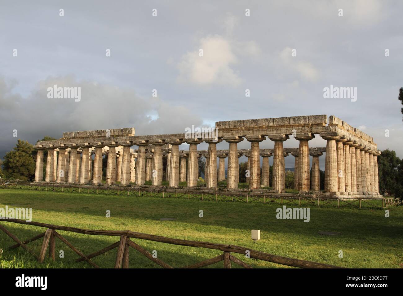 Capaccio, Italia - 26 aprile 20014: Il tempio di Hera nell'area archeologica di Paestum Foto Stock