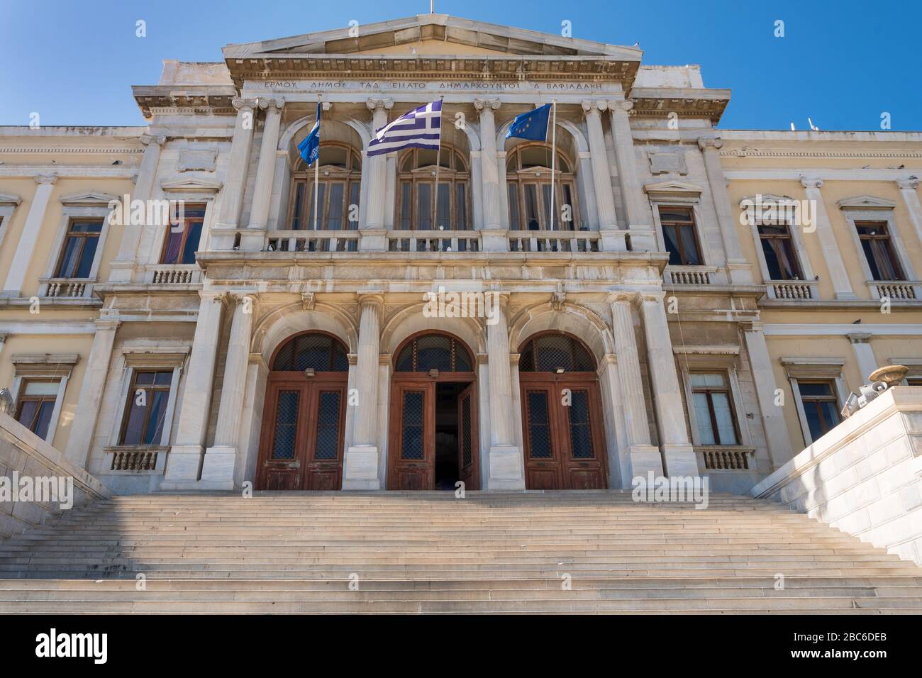 Facciata del Municipio neoclassico di Ernst Ziller in piazza Miaouli, isola Syros, Cicladi, Grecia Foto Stock