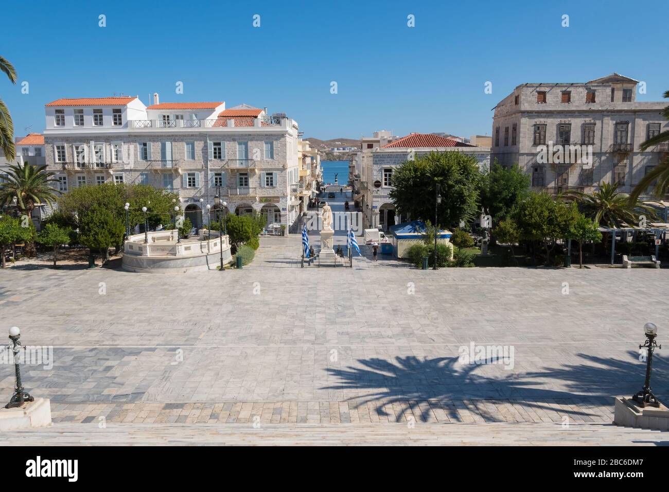 Piazza centrale o piazza Miaoulis con palme della città di Ermoupolis nell'isola di Syros, Cicladi, Grecia Foto Stock