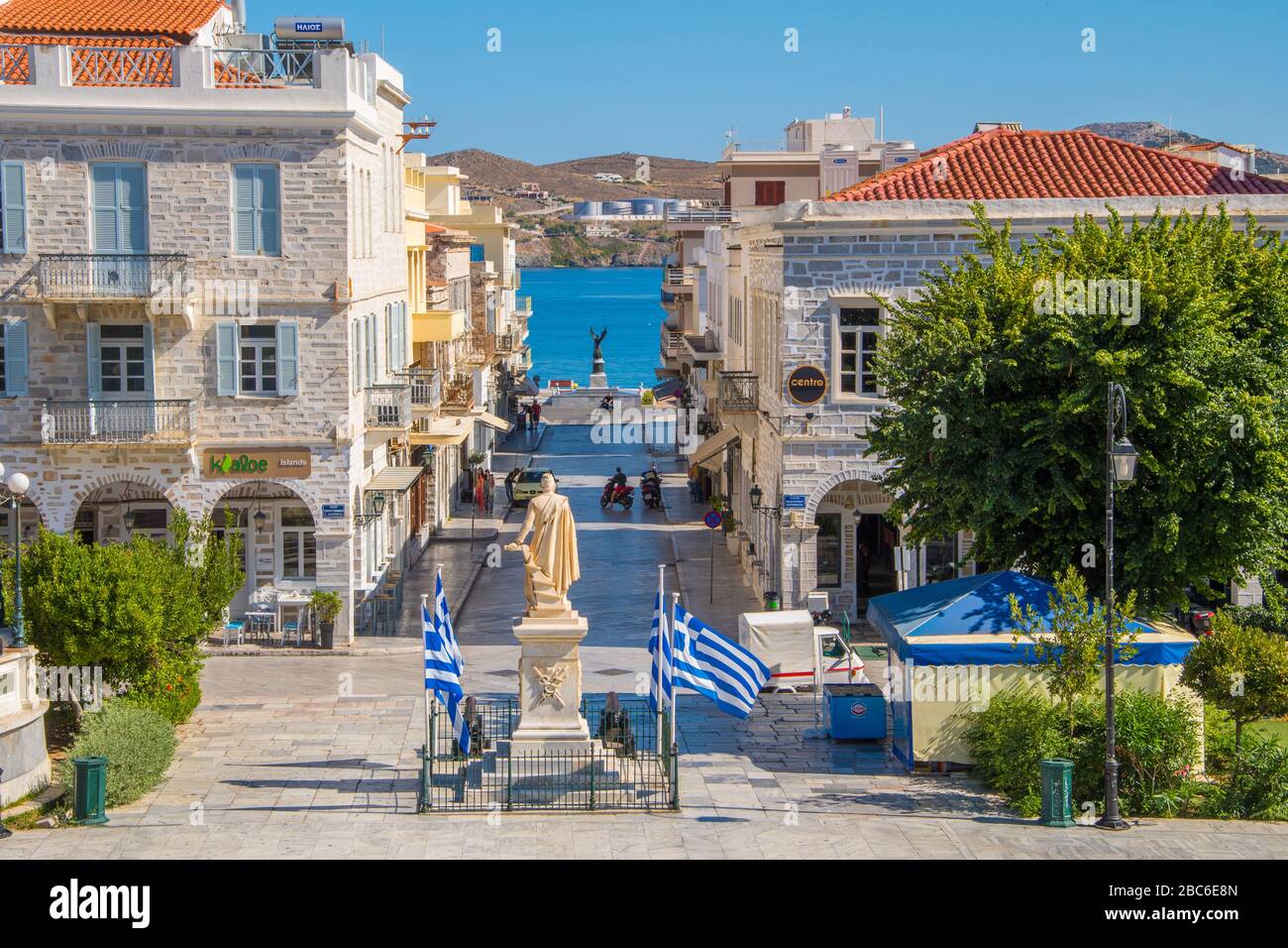 Piazza centrale o piazza Miaoulis con palme della città di Ermoupolis nell'isola di Syros, Cicladi, Grecia Foto Stock