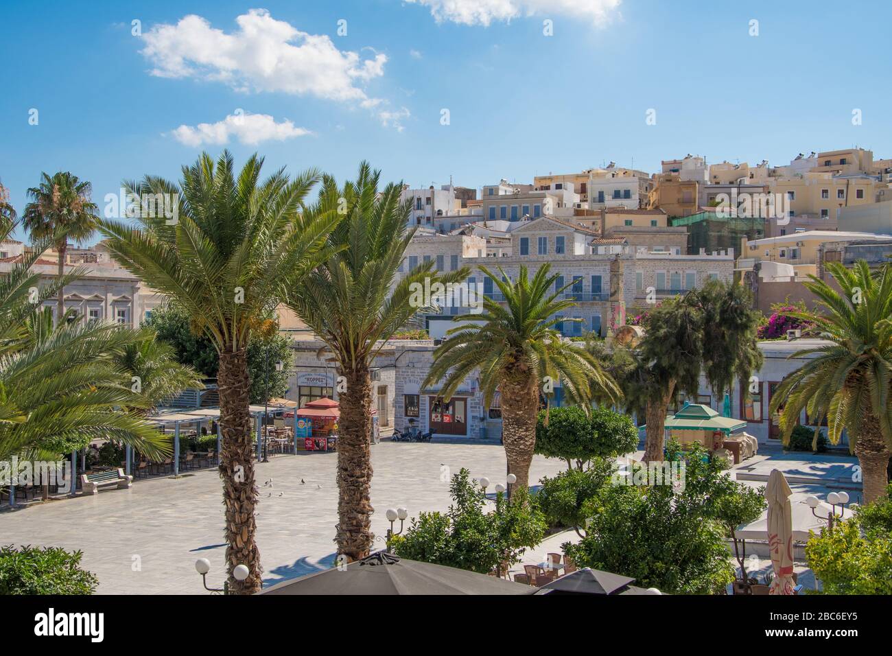 Piazza centrale o piazza Miaoulis con palme della città di Ermoupolis nell'isola di Syros, Cicladi, Grecia Foto Stock