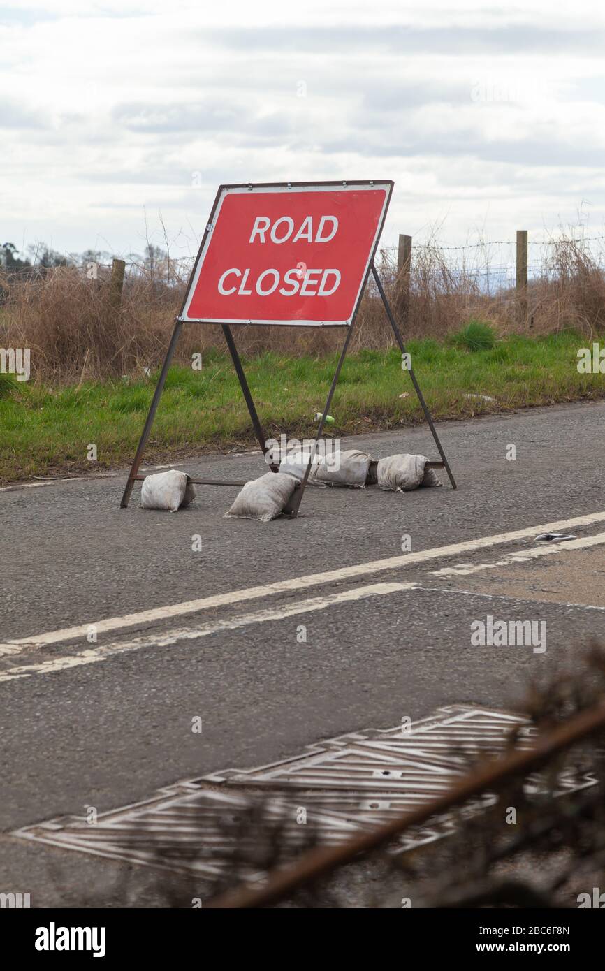 Cartello rosso strada chiusa su una strada con doppie linee bianche. Fife, Scozia Foto Stock