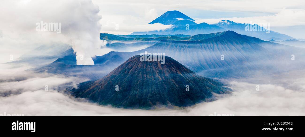 Una vista panoramica elevata del Monte bromo, del Monte Batok e del Parco Nazionale del bromo Tengger Semeru, Giava, Indonesia. Foto Stock