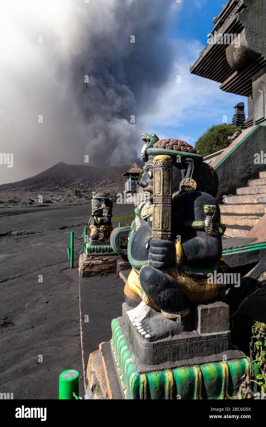 Pura Luhur poten (Tempio Hindu) con un monte bromo in eruzione nel Backround, bromo Tengger Semeru National Park, Giava, Indonesia. Foto Stock