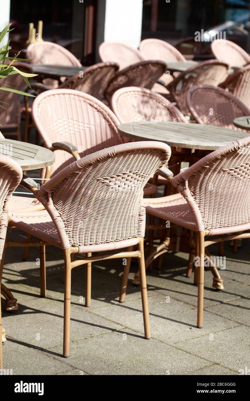 Sedie e tavoli vuoti di un caffè chiusi a causa del virus corona, Brema, Germania, Europa Foto Stock