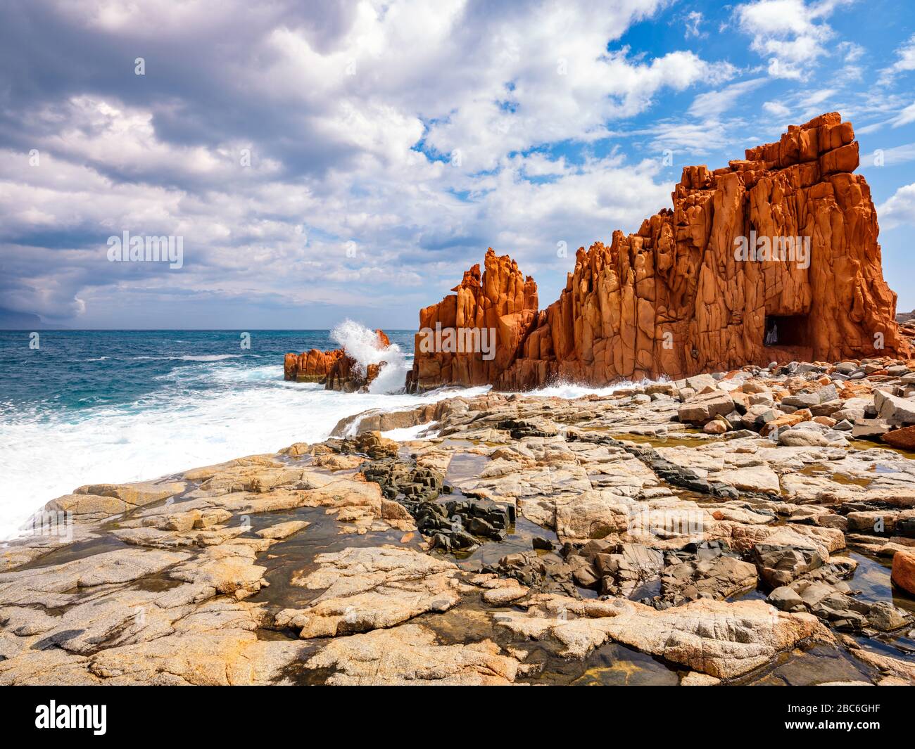 La silhouette del famoso reef porfiritico conosciuto come "rocce rosse" da Arbatax, Ogliastra, Capo Bellavista, Sardegna, Italia Foto Stock