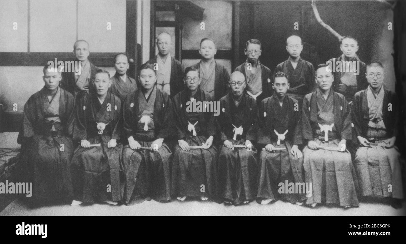 Inglese: Osaka Shogi nel 1939 (da sinistra in prima fila) Tatsuo Matsuda,  Sutekichi Nakai, Shin'ichi Murakami, Tatsunosuke Kanda, Kinjirō Kimi,  Gen'ichi Ōno, Kono Fujiuchi, Mitsuo Kakuta. (La seconda persona dalla fila  posteriore