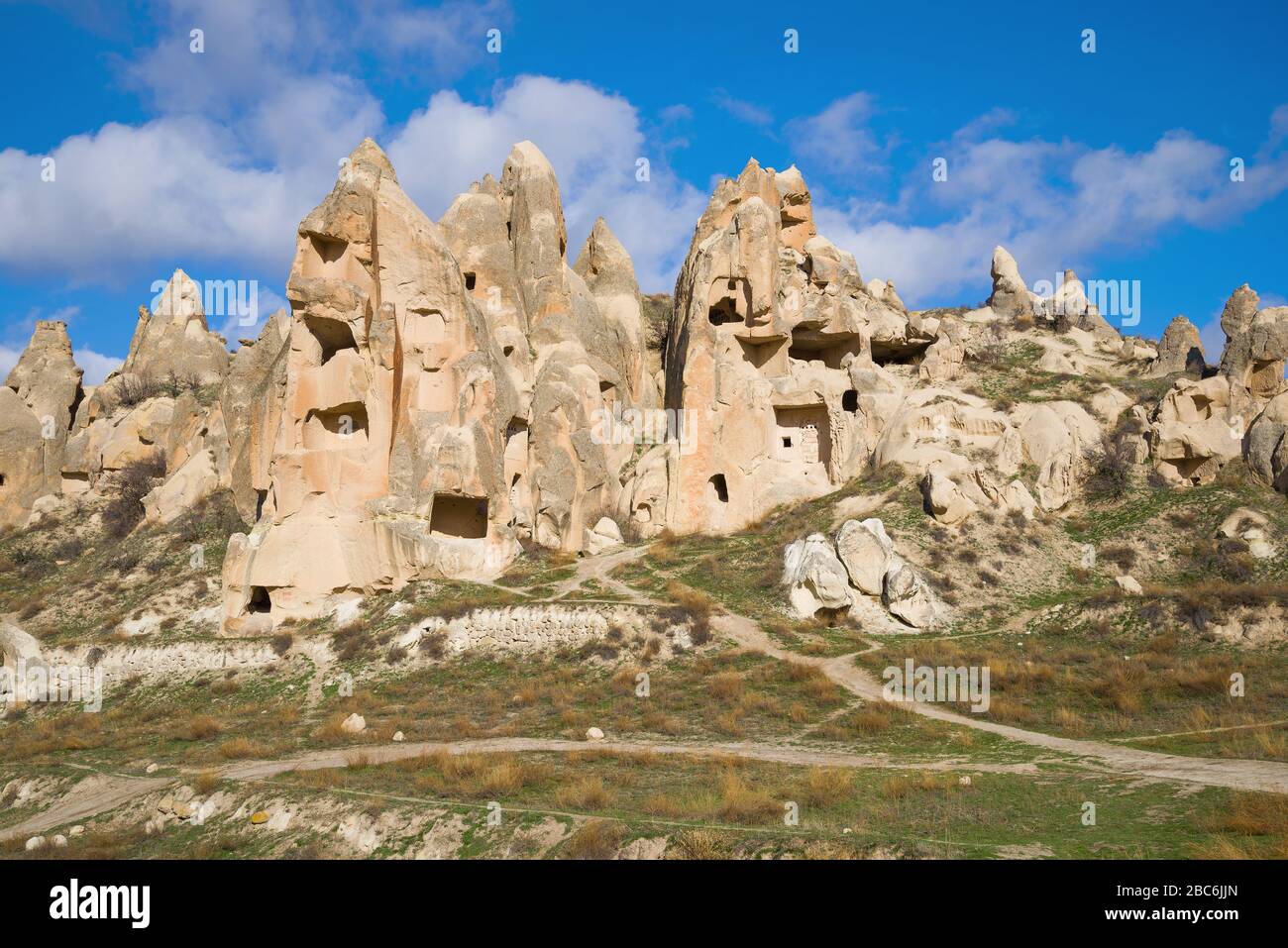 Gennaio giorno di sole nelle vicinanze di Goreme. Cappadocia, Turchia Foto Stock