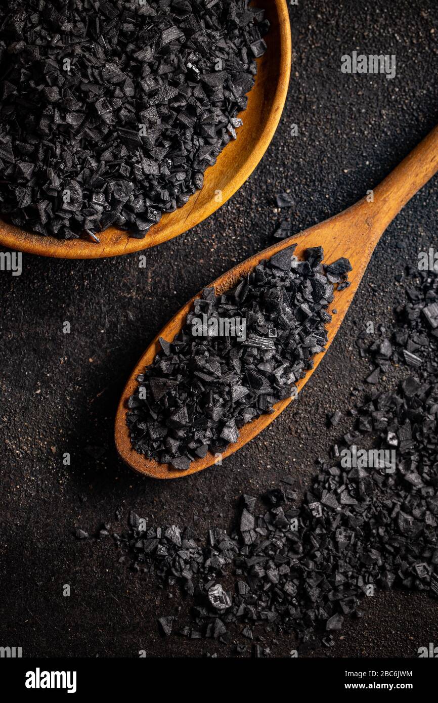 Piatto di sale gourmet naturale nero Hawaii su sfondo scuro Foto Stock