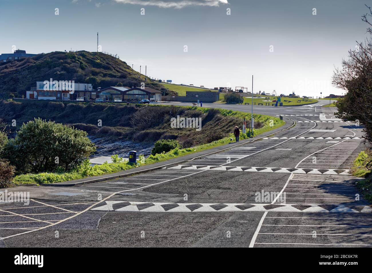 Nella foto: Il parcheggio in Bracelet Bay, che di solito è occupato con le persone di Domenica pomeriggio quando è soleggiato, è ora abbandonato a Swansea, Galles, Regno Unito. Foto Stock