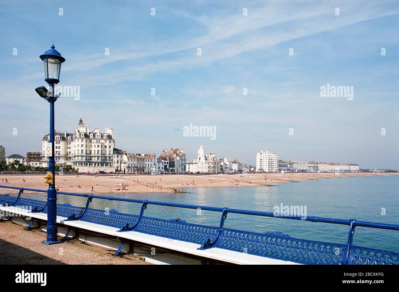 Eastbourne lungomare, sulla costa del Sussex, Inghilterra meridionale, da Eastbourne Pier, guardando verso est Foto Stock