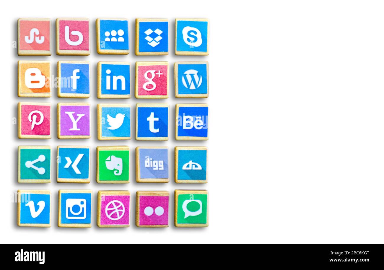 PORT ELIZABETH, EASTERN CAPE, SUD AFRICA - APRILE 03 2020: Il logotipo dei social media è stampato e posto su blocchi di giocattoli di legno isolati Foto Stock