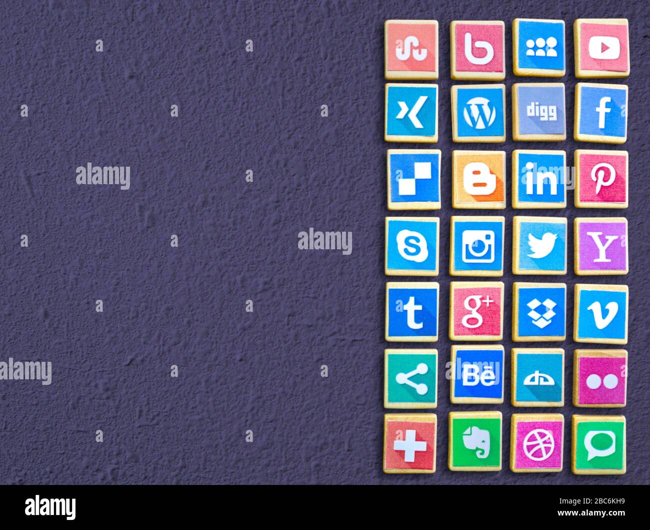 PORT ELIZABETH, EASTERN CAPE, SUDAFRICA - 02 APRILE 2020: I social media logotipo icone raccolta popolare stampato e posto su legno giocattolo blocchi isol Foto Stock