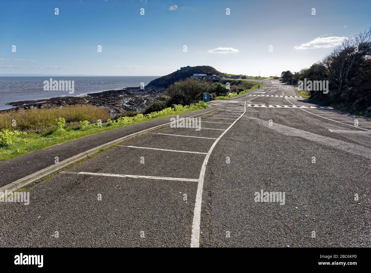 Nella foto: Il parcheggio in Bracelet Bay, che di solito è occupato con le persone di Domenica pomeriggio quando è soleggiato, è ora abbandonato a Swansea, Galles, Regno Unito. Foto Stock