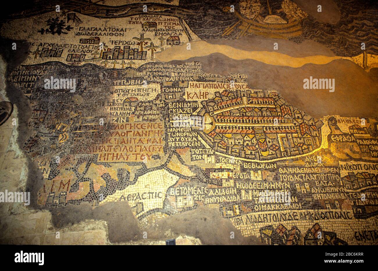 Gerusalemme sulla mappa di Madaba. La mappa di Madaba, una mappa a mosaico bizantina della città vecchia fortificata di Gerusalemme, con il cardo che corre da nord a sud Foto Stock