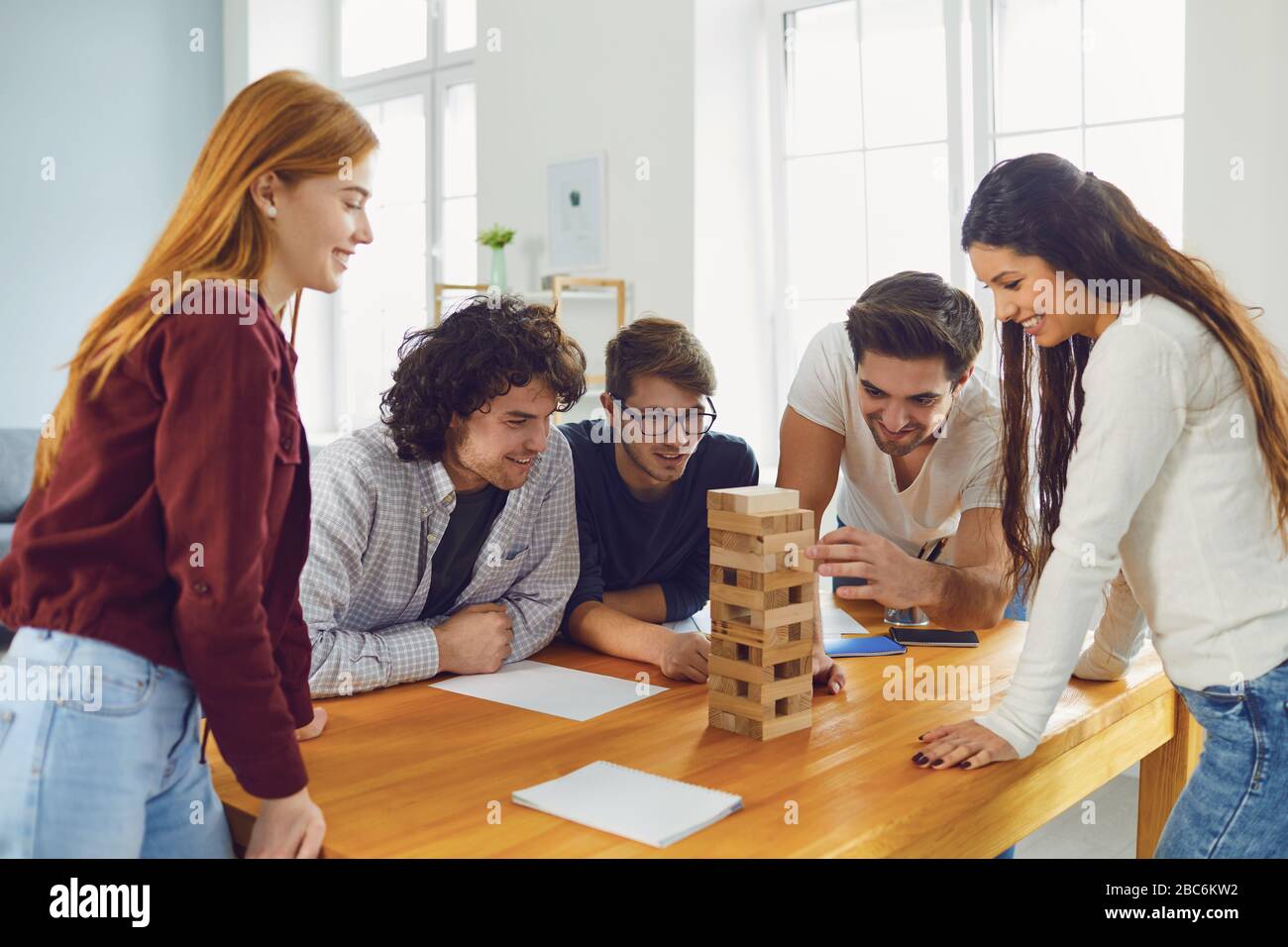 I giovani possono divertirsi giocando a un tavolo in camera. Foto Stock