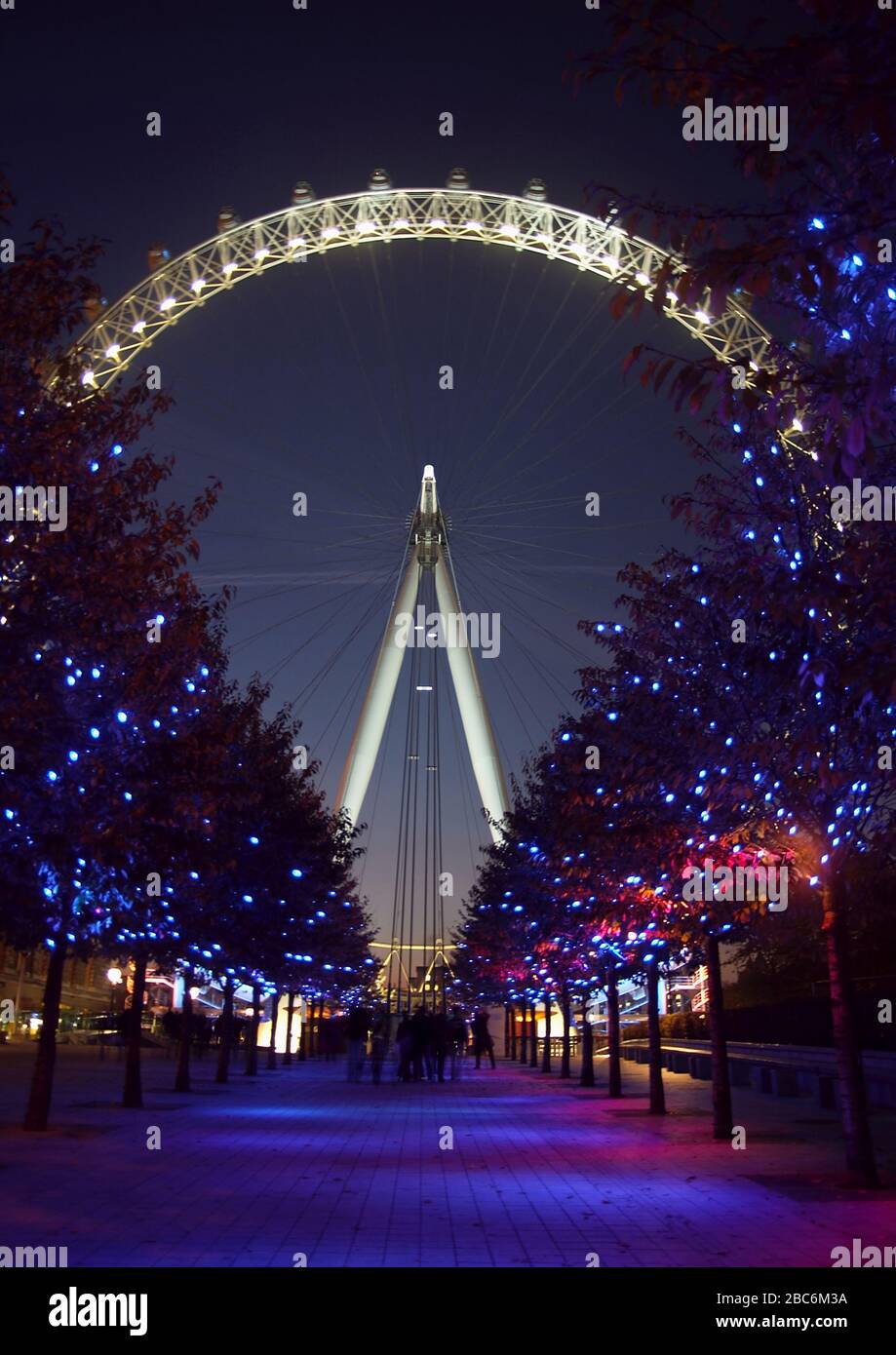 Il London Eye di notte. L'"Eye" è una ruota panoramica gigante situata sulla riva sud del Tamigi, conosciuta anche come la ruota del Millennio. Foto Stock