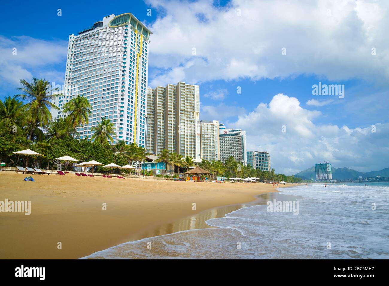 NHA TRANG, VIETNAM - 30 DICEMBRE 2015: Giornata di sole al centro di Nha Trang spiaggia Foto Stock