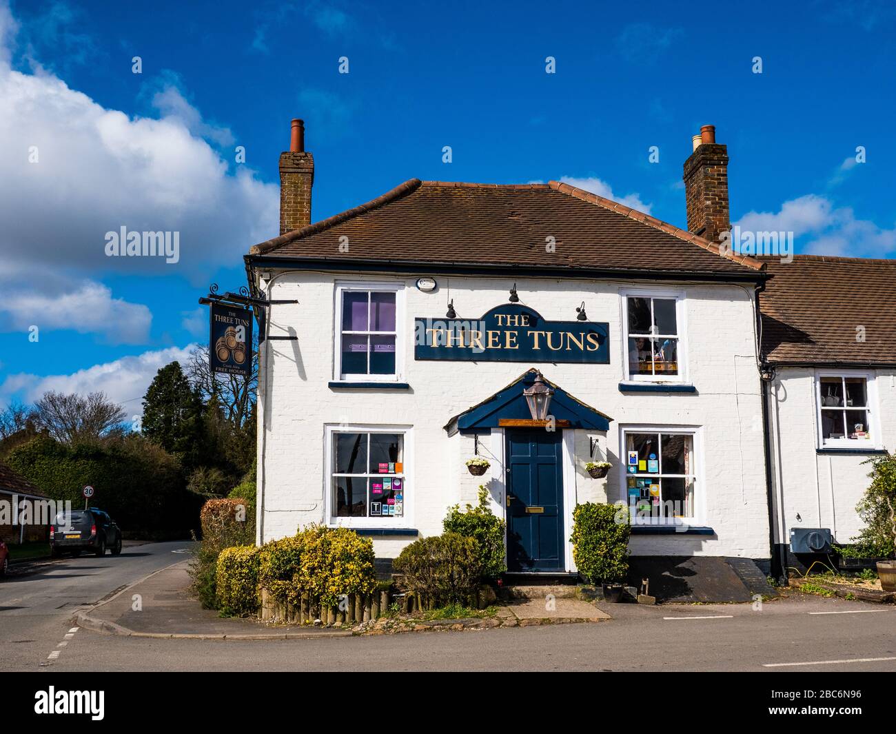 The Three Tuns, Rural Pub, Great Bedwyn, Wiltshire, Inghilterra, Regno Unito, GB. Foto Stock