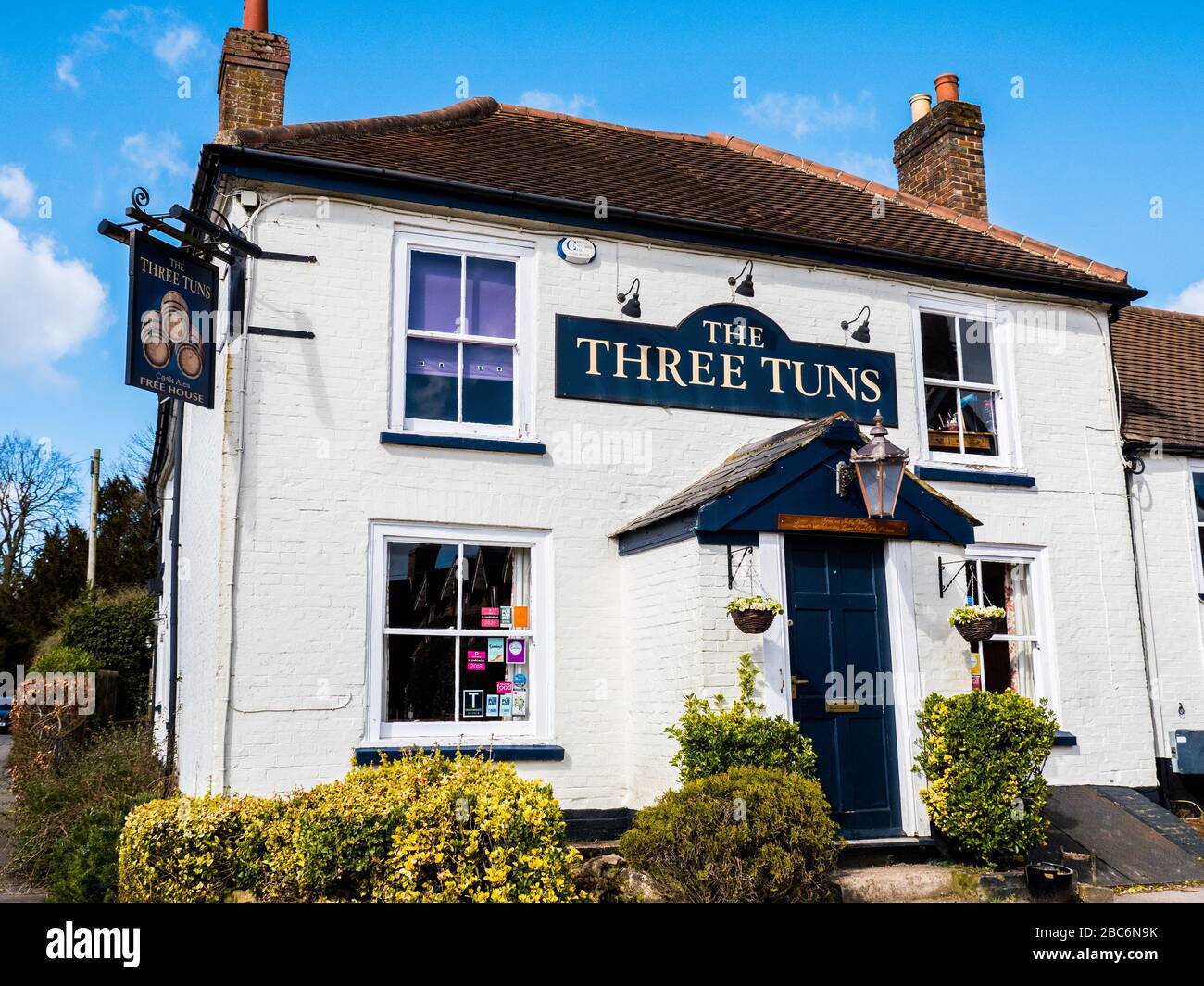 The Three Tuns, Rural Pub, Great Bedwyn, Wiltshire, Inghilterra, Regno Unito, GB. Foto Stock