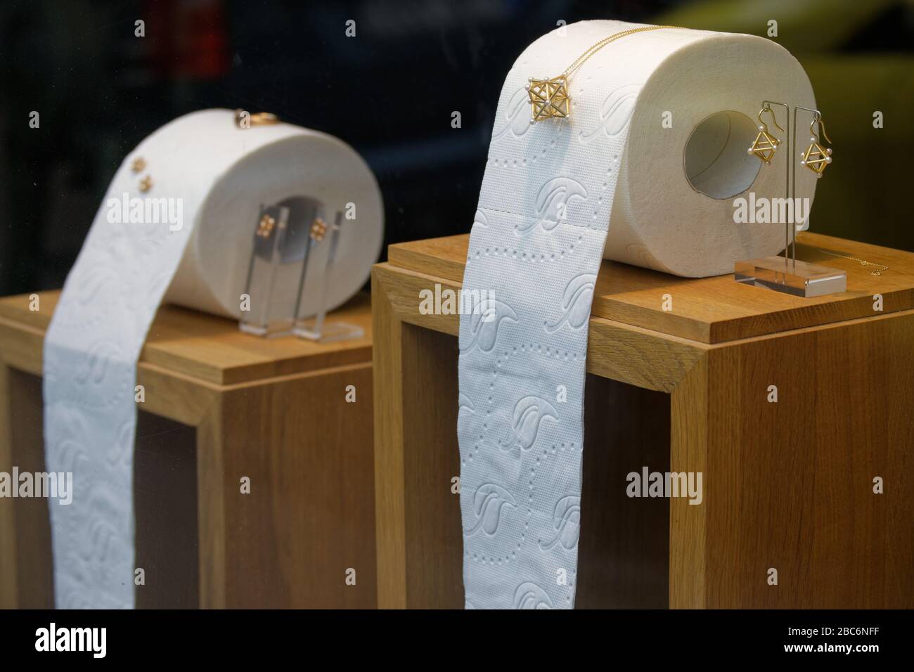 Colonia, Germania. 03rd Apr, 2020. I gioielli sono presentati nella vetrina di un orafo studio insieme con carta igienica per la decorazione. Credito: Henning Kaiser/dpa/Alamy Live News Foto Stock