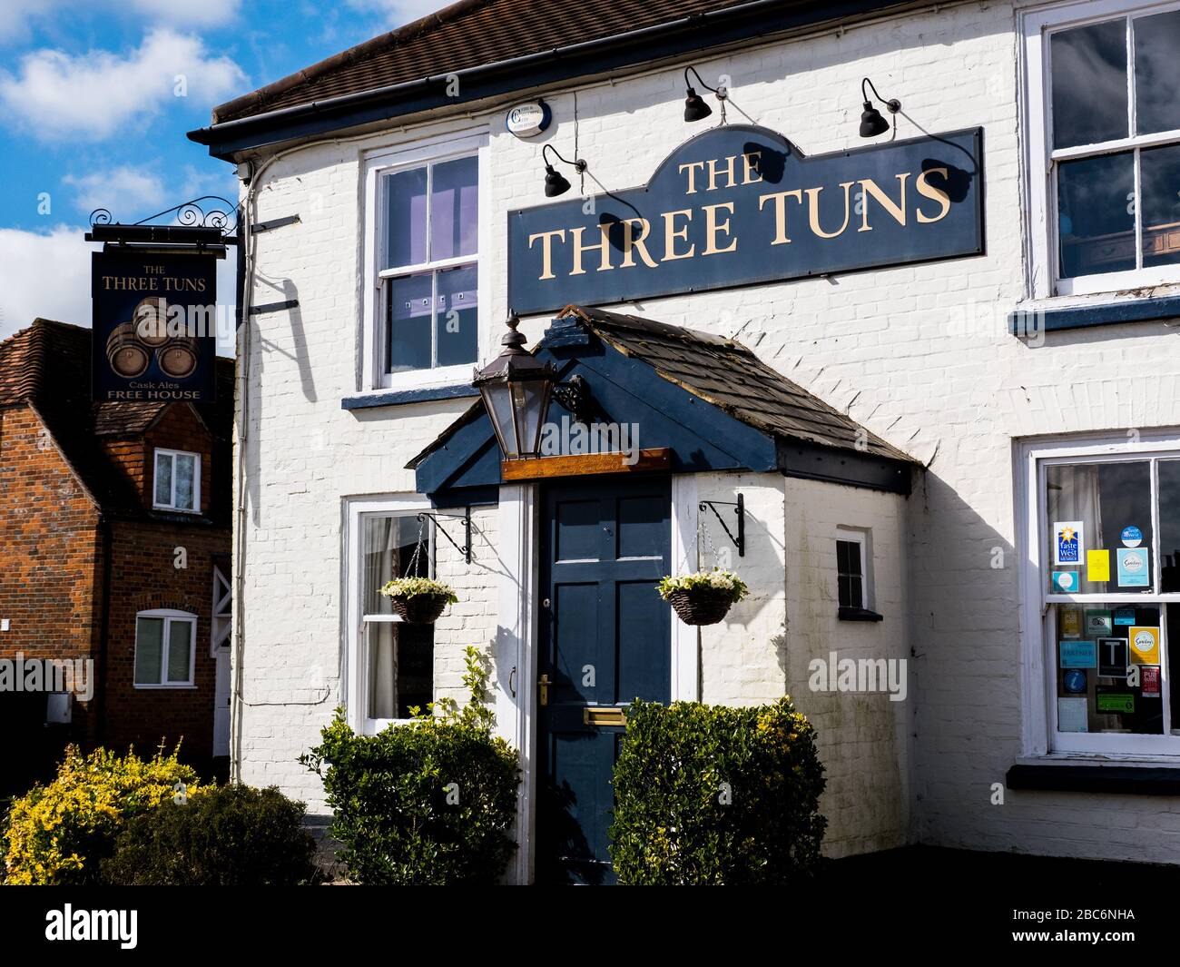 The Three Tuns, Rural Pub, Great Bedwyn, Wiltshire, Inghilterra, Regno Unito, GB. Foto Stock