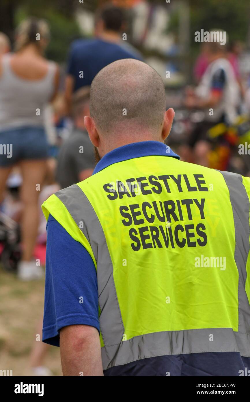 SWANSEA, GALLES - LUGLIO 2018: Ufficiale di sicurezza in pattuglia in occasione di un evento pubblico sul lungomare di Swansea. Foto Stock