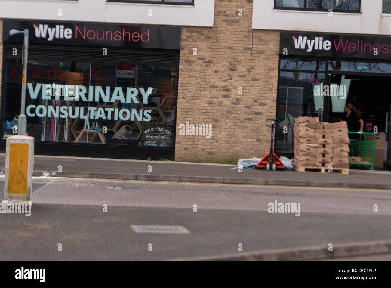 Brentwood Essex, Regno Unito. 3rd Apr, 2020. Un maggior numero di auto e pedoni in Brentwood High Street. Durante il blocco covid. In particolare grandi linee al di fuori delle banche al dettaglio UN animale domestico di consegna di cibo credito: Ian Davidson/Alamy Live News Foto Stock