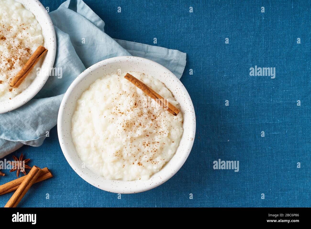 Budino di riso. Dessert francese di riso al latte. Sfondo scuro. Vista superiore, spazio di copia Foto Stock