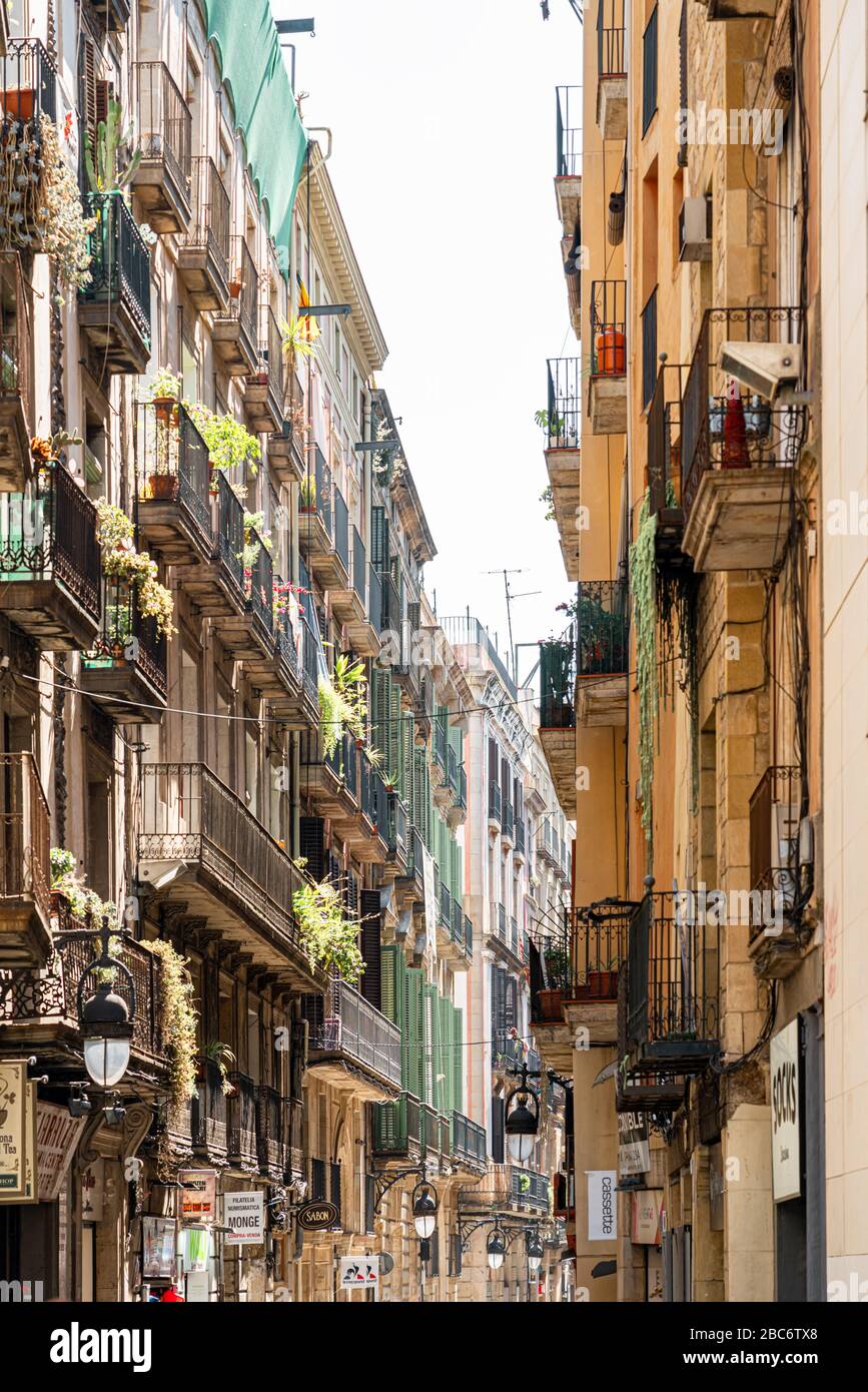 BARCELLONA, SPAGNA - 04 GIUGNO 2019: Persone che visitano il quartiere Gotico, che è il centro storico della città vecchia di Barcellona Foto Stock