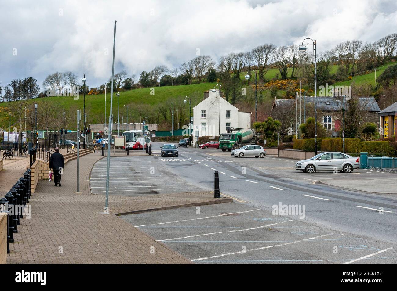 Bantry, West Cork, Irlanda. 3rd Apr, 2020. Bantry Town Square è oggi deserta su quello che sarebbe normalmente una giornata di mercato. Tutti i mercati irlandesi sono stati vietati a causa di Covid-19 e del timore di diffondere il virus. Un uomo solitario cammina nella piazza con il suo shopping. Credito: Andy Gibson/Alamy Live News Foto Stock