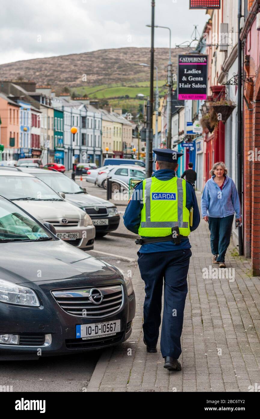 Bantry, West Cork, Irlanda. 3 Apr 2020. Bantry Town Square è oggi deserta in quella che normalmente sarebbe una giornata di mercato occupato. Tutti i mercati in Irlanda sono stati vietati a causa del Covid-19 e del timore di diffondere il virus. Un Garda pattugliò la piazza. Credit: Notizie dal vivo di AG/Alamy Foto Stock