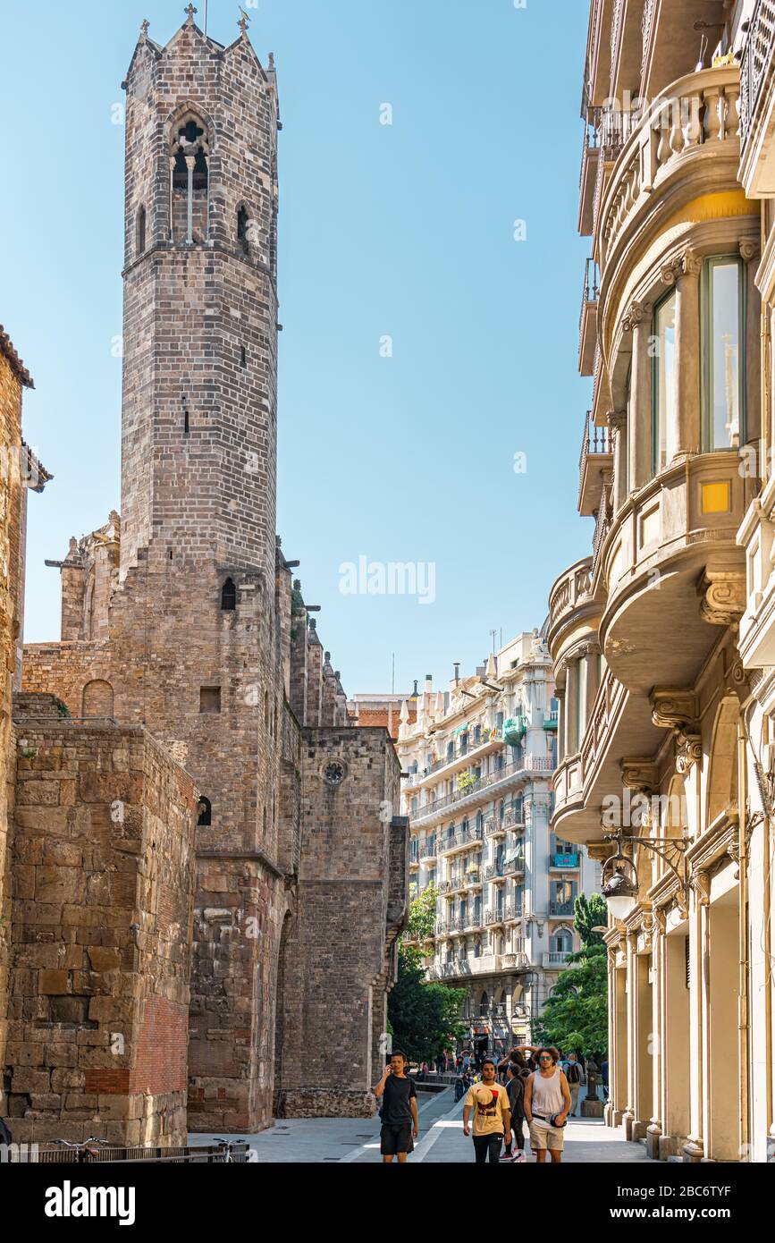 BARCELLONA, SPAGNA - 04 GIUGNO 2019: Persone che visitano il quartiere Gotico, che è il centro storico della città vecchia di Barcellona Foto Stock