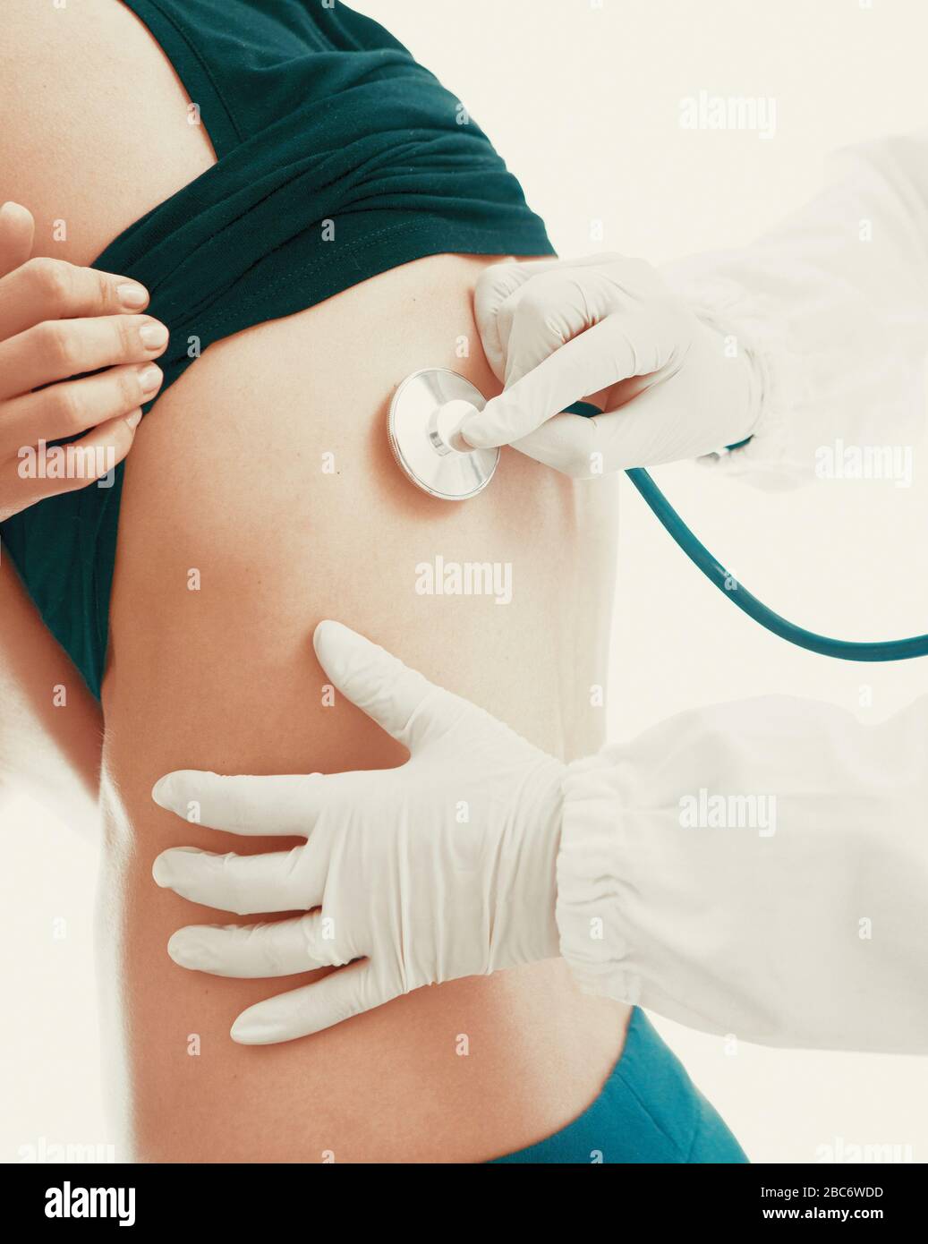 Il medico senior sta esaminando pazienti giovani con stetoscopio in ospedale. Concetti medici e sanitari. Polmone, cancro, polmonite. Foto Stock