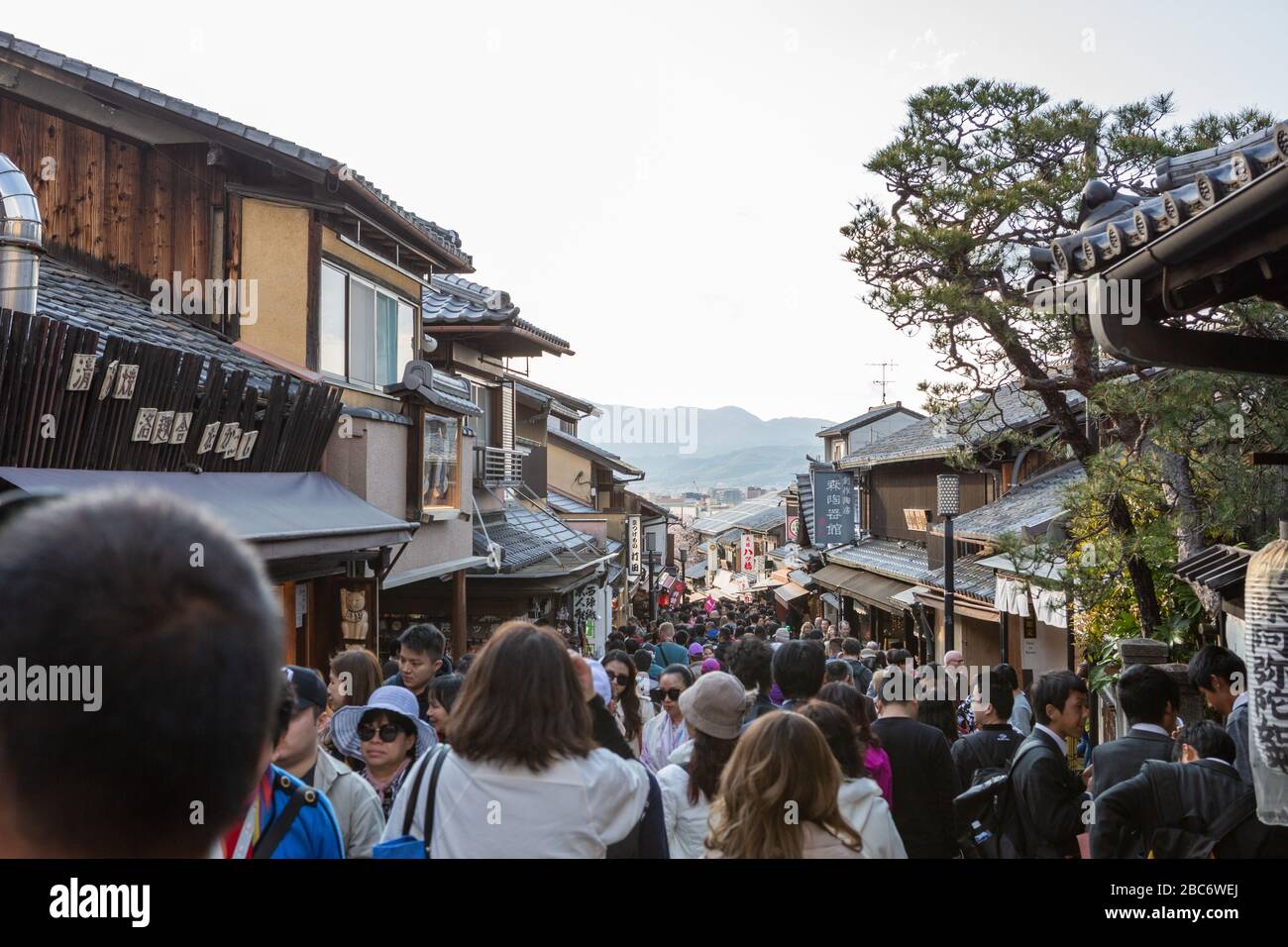 Strade affollate nel centro storico di Kyoto, Giappone Foto Stock