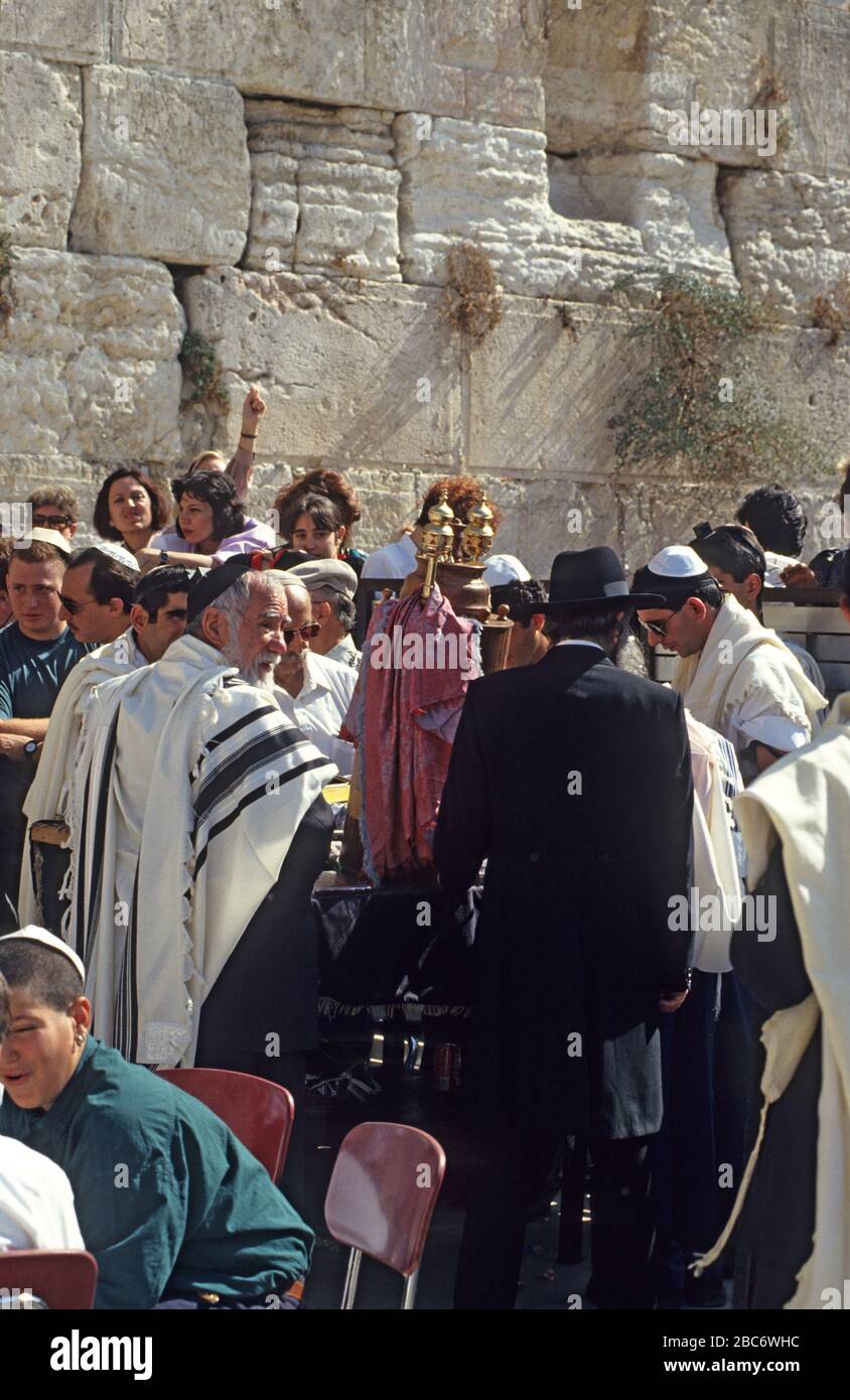 Gli ebrei pregano presso il Muro del Pianto, Gerusalemme, Città Vecchia, Israele Foto Stock