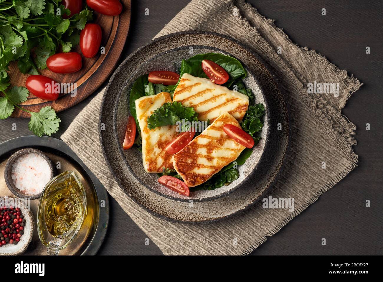 Formaggio halloumi fritto di Cipro con insalata verde sana. Lchf, pegan, fodmap, paleo, scd, keto dieta. Foto Stock